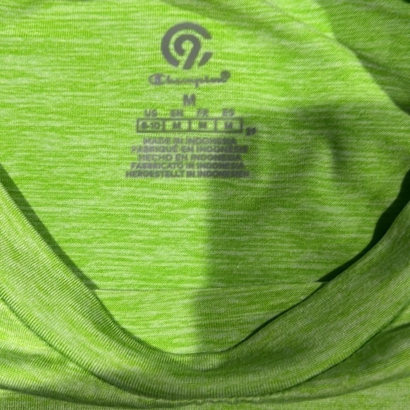 CHAMPION. T-Shirt. Size M (8-10). - Picture 5 of 7